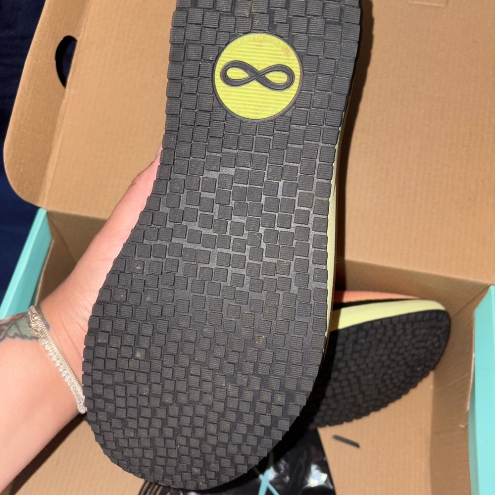 Stylish Gradient Sneakers - Picture 4 of 4